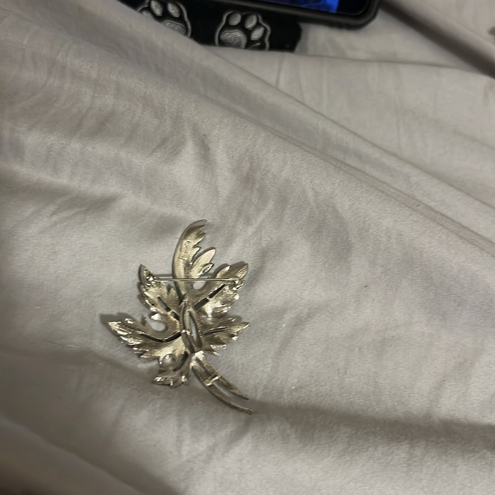 Vintage Trifari Silver Tone Leaf Brooch - Picture 3 of 3